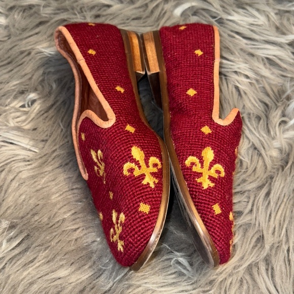 By Paige Needlepoint Fleur de Lis Maroon Gold Yellow Wool Loafer Size 7.5 - Picture 3 of 8